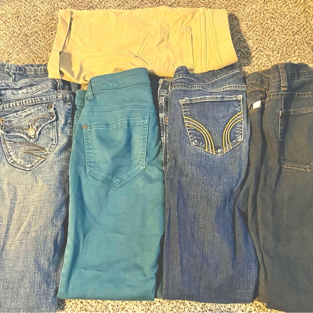 Lot Juniors Size 3 Jeans (4) and khaki shorts (1)